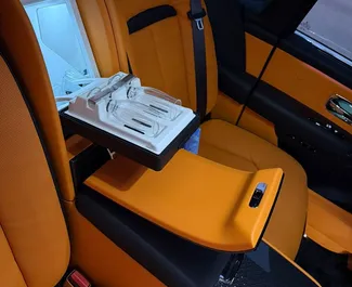 Benzin 45,0L Motor von Rolls-Royce Cullinan 2023 zur Miete in Dubai.