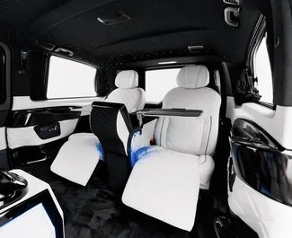 Benzin 4,0L Motor von Mercedes-Benz V250 2023 zur Miete in Dubai.