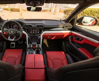 Innenraum von Lamborghini Urus zur Miete in VAE. Ein großartiges 5-Sitzer Fahrzeug mit Automatisch Getriebe.