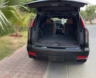 Mietwagen Cadillac Escalade 2024 in VAE, mit Benzin-Kraftstoff und 420 PS ➤ Ab 1050 AED pro Tag.