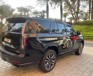 Vermietung Cadillac Escalade. Premium, Luxus, SUV Fahrzeug zur Miete in VAE ✓ Kaution Einzahlung von 2500 AED ✓ Versicherungsoptionen KFZ-HV.