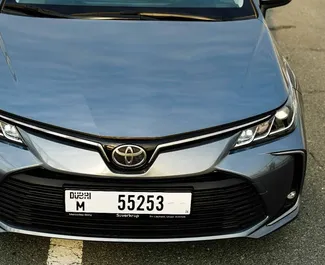 Innenraum von Toyota Corolla Sedan zur Miete in VAE. Ein großartiges 5-Sitzer Fahrzeug mit Automatisch Getriebe.