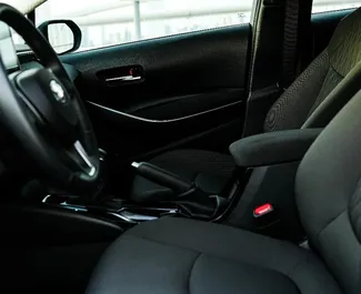 Benzin 2,0L Motor von Toyota Corolla Sedan 2025 zur Miete in Dubai.