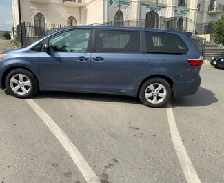 Benzin 3,5L Motor von Toyota Sienna 2017 zur Miete in Tiflis.