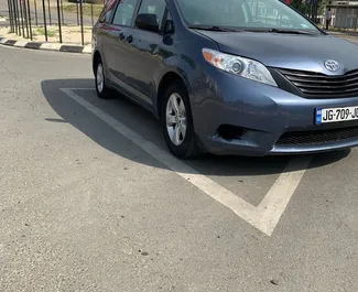 Frontansicht eines Mietwagens Toyota Sienna in Tiflis, Georgien ✓ Auto Nr.14060. ✓ Automatisch TM ✓ 0 Bewertungen.