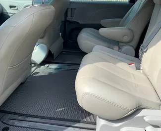 Toyota Sienna 2017 zur Miete verfügbar in Tiflis, mit Kilometerbegrenzung unbegrenzte.