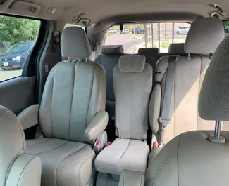 Innenraum von Toyota Sienna zur Miete in Georgien. Ein großartiges 8-Sitzer Fahrzeug mit Automatisch Getriebe.
