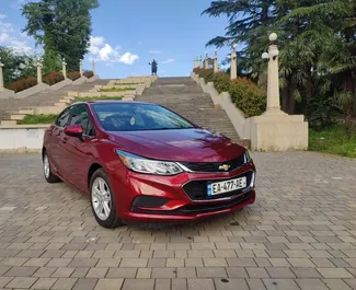 Innenraum von Chevrolet Cruze zur Miete in Georgien. Ein großartiges 5-Sitzer Fahrzeug mit Automatisch Getriebe.