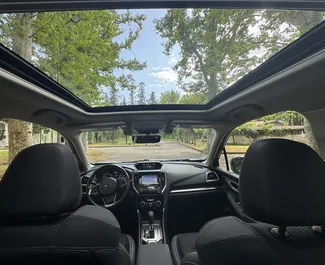 Innenraum von Subaru Forester zur Miete in Georgien. Ein großartiges 5-Sitzer Fahrzeug mit Automatisch Getriebe.