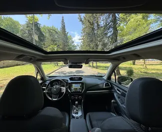 Innenraum von Subaru Forester zur Miete in Georgien. Ein großartiges 5-Sitzer Fahrzeug mit Automatisch Getriebe.
