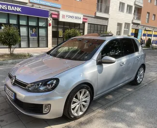 Frontansicht eines Mietwagens Volkswagen Golf 6 in Tirana, Albanien ✓ Auto Nr.13930. ✓ Automatisch TM ✓ 0 Bewertungen.