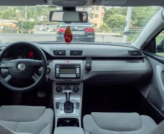 Innenraum von Volkswagen Passat Variant zur Miete in Albanien. Ein großartiges 5-Sitzer Fahrzeug mit Automatisch Getriebe.