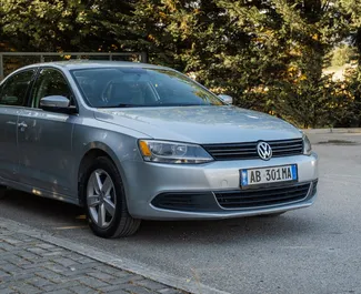 Frontansicht eines Mietwagens Volkswagen Jetta in Durres, Albanien ✓ Auto Nr.9697. ✓ Automatisch TM ✓ 1 Bewertungen.