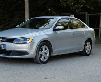 Mietwagen Volkswagen Jetta 2015 in Albanien, mit Diesel-Kraftstoff und 120 PS ➤ Ab 15 EUR pro Tag.