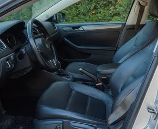 Vermietung Volkswagen Jetta. Wirtschaft, Komfort Fahrzeug zur Miete in Albanien ✓ Kaution Keine Kaution ✓ Versicherungsoptionen KFZ-HV.