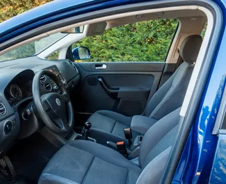 Innenraum von Volkswagen Golf Plus zur Miete in Albanien. Ein großartiges 5-Sitzer Fahrzeug mit Schaltgetriebe Getriebe.
