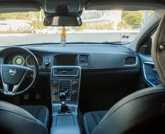 Frontansicht eines Mietwagens Volvo V60 in Durres, Albanien ✓ Auto Nr.7290. ✓ Schaltgetriebe TM ✓ 1 Bewertungen.
