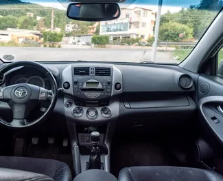 Innenraum von Toyota Rav4 zur Miete in Albanien. Ein großartiges 5-Sitzer Fahrzeug mit Schaltgetriebe Getriebe.
