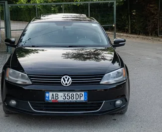 Frontansicht eines Mietwagens Volkswagen Jetta in Durres, Albanien ✓ Auto Nr.11582. ✓ Automatisch TM ✓ 0 Bewertungen.