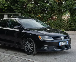 Vermietung Volkswagen Jetta. Wirtschaft, Komfort Fahrzeug zur Miete in Albanien ✓ Kaution Keine Kaution ✓ Versicherungsoptionen KFZ-HV.