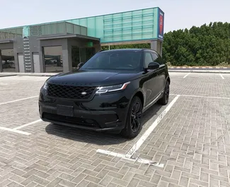 Frontansicht eines Mietwagens Land Rover Range Rover Velar in Dubai, VAE ✓ Auto Nr.13633. ✓ Automatisch TM ✓ 0 Bewertungen.