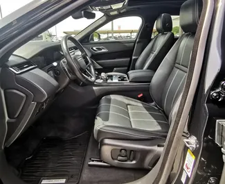 Innenraum von Land Rover Range Rover Velar zur Miete in VAE. Ein großartiges 5-Sitzer Fahrzeug mit Automatisch Getriebe.