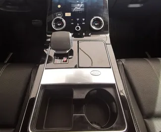 Land Rover Range Rover Velar 2023 zur Miete verfügbar in Dubai, mit Kilometerbegrenzung unbegrenzte.