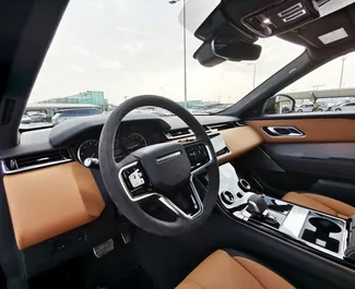 Innenraum von Land Rover Range Rover Velar zur Miete in VAE. Ein großartiges 5-Sitzer Fahrzeug mit Automatisch Getriebe.