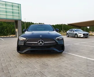Innenraum von Mercedes-Benz C-Class zur Miete in VAE. Ein großartiges 5-Sitzer Fahrzeug mit Automatisch Getriebe.