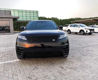 Innenraum von Land Rover Range Rover Velar zur Miete in VAE. Ein großartiges 5-Sitzer Fahrzeug mit Automatisch Getriebe.