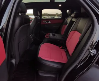 Land Rover Range Rover Velar 2024 mit Antriebssystem Allradantrieb, verfügbar in Dubai.