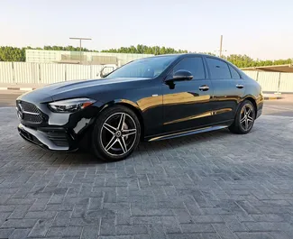 Frontansicht eines Mietwagens Mercedes-Benz C300 Cabrio in Dubai, VAE ✓ Auto Nr.13614. ✓ Automatisch TM ✓ 0 Bewertungen.