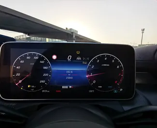 Innenraum von Mercedes-Benz C300 Cabrio zur Miete in VAE. Ein großartiges 5-Sitzer Fahrzeug mit Automatisch Getriebe.