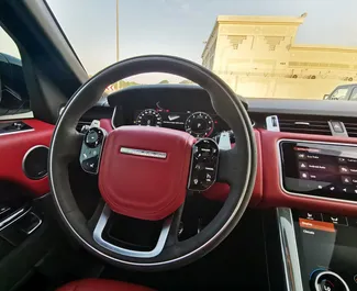 Innenraum von Land Rover Range Rover Sport zur Miete in VAE. Ein großartiges 5-Sitzer Fahrzeug mit Automatisch Getriebe.