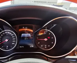 Benzin 2,0L Motor von Mercedes-Benz Viano 2023 zur Miete in Dubai.