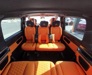 Innenraum von Mercedes-Benz Viano zur Miete in VAE. Ein großartiges 5-Sitzer Fahrzeug mit Automatisch Getriebe.