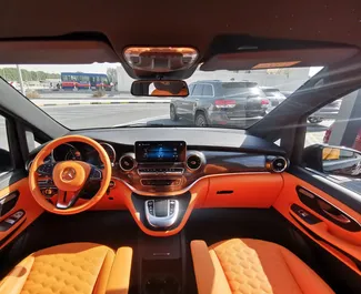 Mercedes-Benz Viano 2023 mit Antriebssystem Heckantrieb, verfügbar in Dubai.