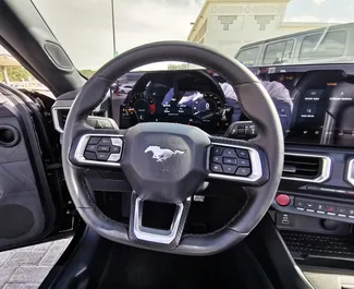 Mietwagen Ford Mustang Cabrio 2024 in VAE, mit Benzin-Kraftstoff und 450 PS ➤ Ab 550 AED pro Tag.