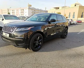 Mietwagen Land Rover Range Rover Velar 2023 in VAE, mit Benzin-Kraftstoff und 250 PS ➤ Ab 500 AED pro Tag.