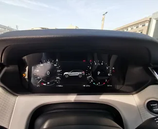 Vermietung Land Rover Range Rover Velar. Komfort, Premium, Crossover Fahrzeug zur Miete in VAE ✓ Kaution Einzahlung von 2500 AED ✓ Versicherungsoptionen KFZ-HV.