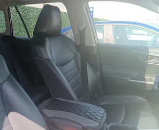 Innenraum von Toyota Rav4 zur Miete in Georgien. Ein großartiges 5-Sitzer Fahrzeug mit Automatisch Getriebe.
