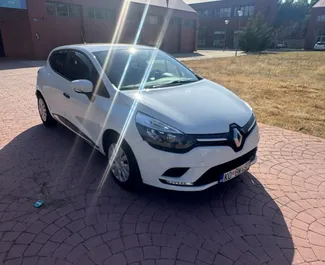 Frontansicht eines Mietwagens Renault Clio 4 in Budva, Montenegro ✓ Auto Nr.14027. ✓ Schaltgetriebe TM ✓ 0 Bewertungen.