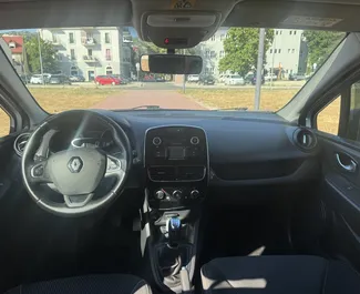 Vermietung Renault Clio 4. Wirtschaft Fahrzeug zur Miete in Montenegro ✓ Kaution Keine Kaution ✓ Versicherungsoptionen KFZ-HV, VKV Komplett, Insassen, Diebstahlschutz, Ausland, Keine Kaution.