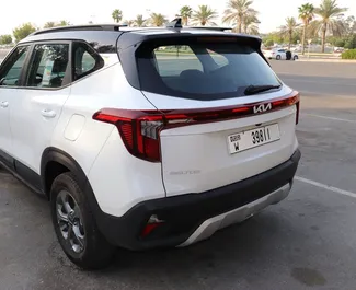 Innenraum von Kia Seltos zur Miete in VAE. Ein großartiges 5-Sitzer Fahrzeug mit Automatisch Getriebe.