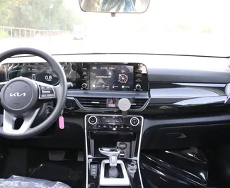 Innenraum von Kia Forte zur Miete in VAE. Ein großartiges 5-Sitzer Fahrzeug mit Automatisch Getriebe.