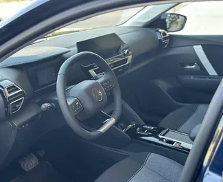 Frontansicht eines Mietwagens Citroen C4 X am Flughafen Antalya, Türkei ✓ Auto Nr.14062. ✓ Automatisch TM ✓ 0 Bewertungen.