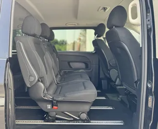 Innenraum von Mercedes-Benz V-Class zur Miete in Montenegro. Ein großartiges 8-Sitzer Fahrzeug mit Automatisch Getriebe.