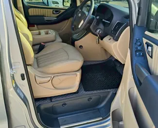Frontansicht eines Mietwagens Hyundai H1 am Flughafen Bangkok Suvarnabhumi, Thailand ✓ Auto Nr.14035. ✓ Automatisch TM ✓ 0 Bewertungen.