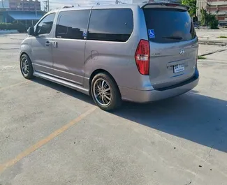 Innenraum von Hyundai H1 zur Miete in Thailand. Ein großartiges 11-Sitzer Fahrzeug mit Automatisch Getriebe.