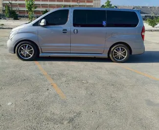 Hyundai H1 2017 mit Antriebssystem Heckantrieb, verfügbar am Flughafen Bangkok Suvarnabhumi.